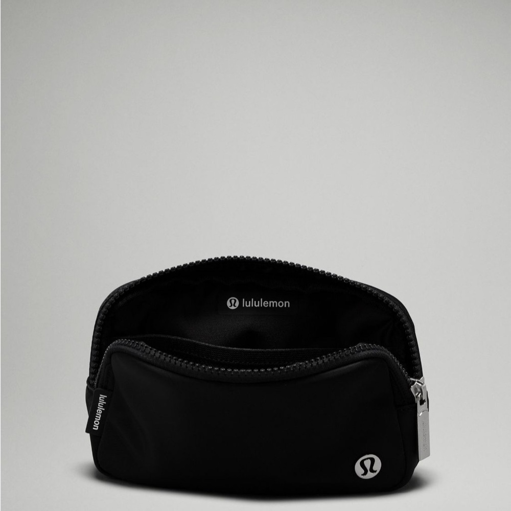 Lululemon Black Belt Bag NWT - Picture 5 of 9